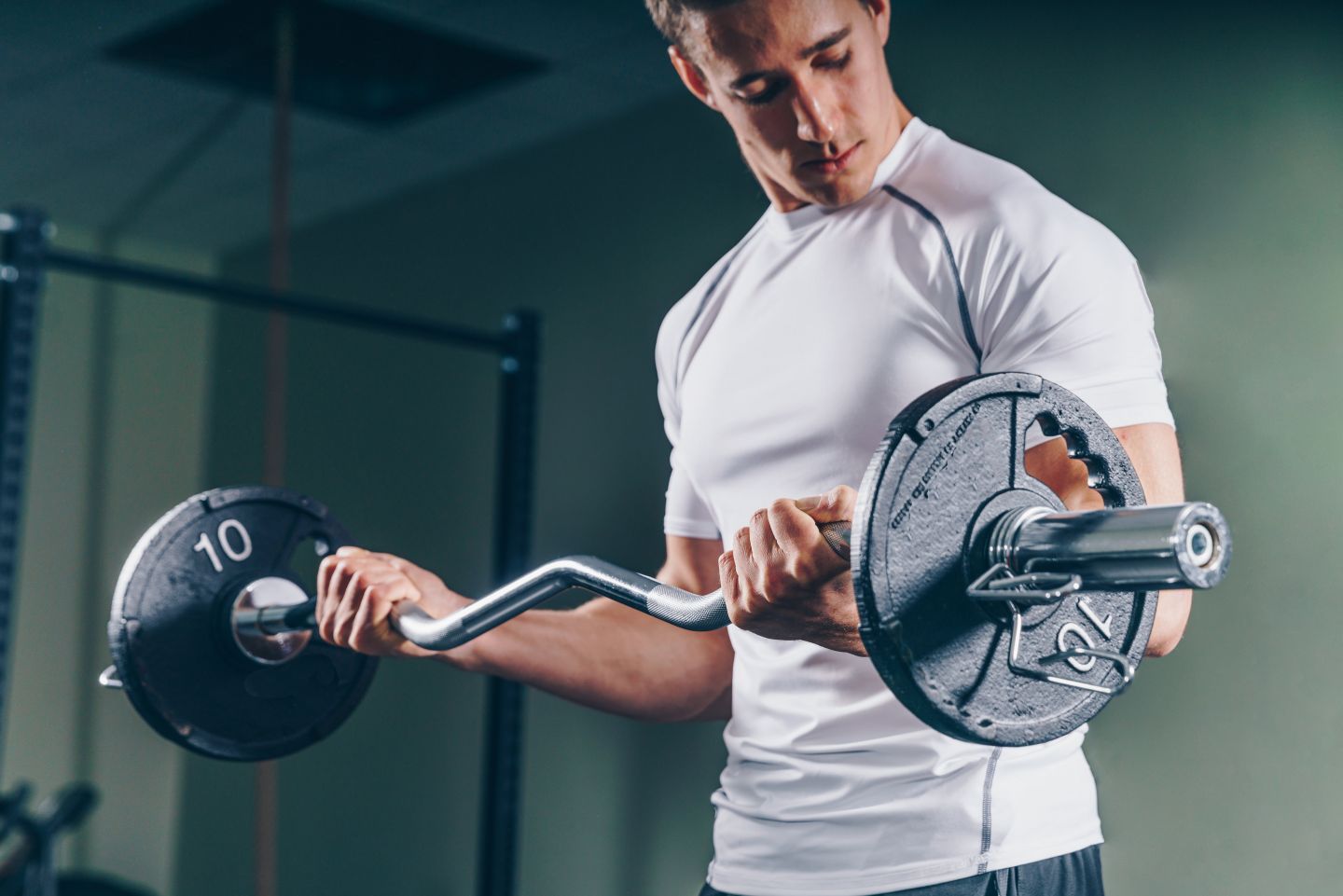 man lifting barbell